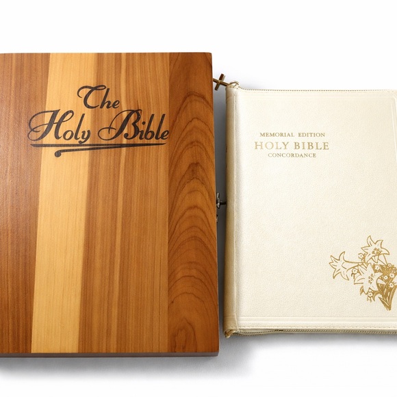 Other - 1958 Memorial Holy Bible KJV Zippered White Cover w Cross Wood Presentation Box